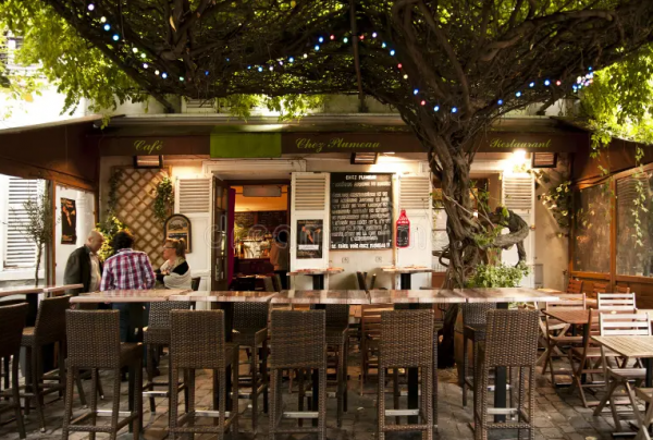 Cafe dengan area duduk di bawah pohon-pohon rindang